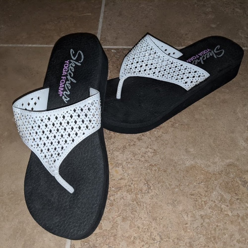 Skechers Yoga Foam Flip Flop Sandals